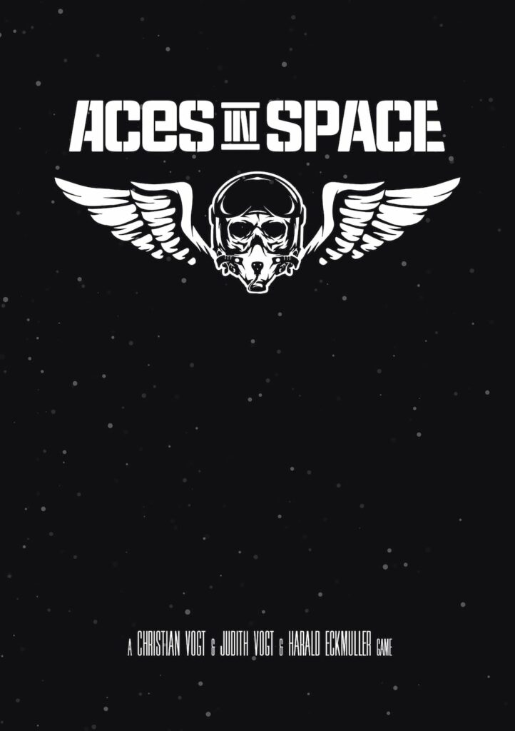 Das Cover von "Aces in Space". Das Buchcover ist schwarz mit einer weißen Titelgrafik, die neben dem Titel ein stilisiertes Logo zeigt, das eine Person mit Helm zwischen zwei Flügeln zeigt.