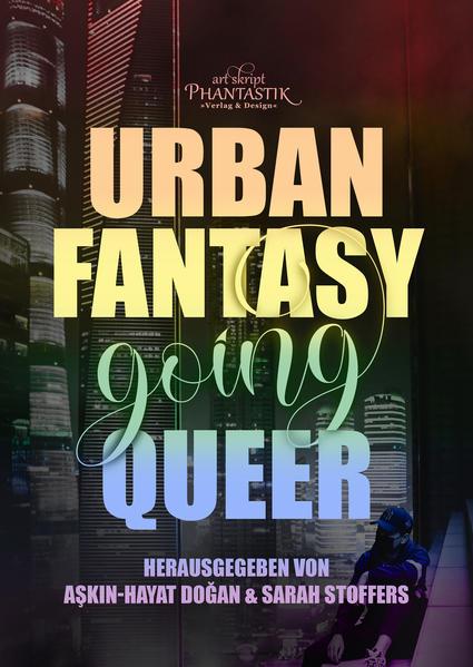 Das Cover der Anthologie "Urban Fantasy Going Queer". Es zeigt eine Stadtkulisse und den Titel in Regenbogenfarben. 