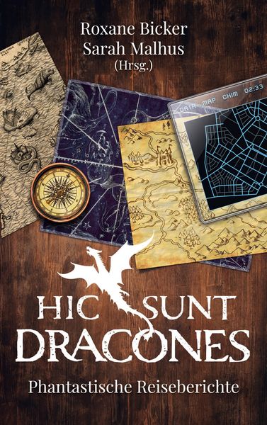 Das Cover von "Hic Sunt Dracones". Es zeigt verschiedene Landkarten und einen Kompass auf einem Holztischn und über dem Titel einen stilisierten Drachen.
